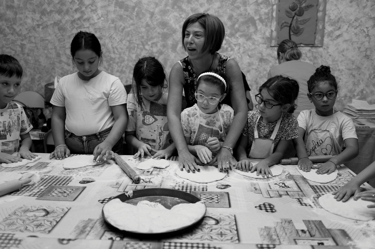 Graziella Privitera, a Campanella Sturzo Elementary School teacher, and her pupils preparing pizzas for a lesson about food. September 2024.