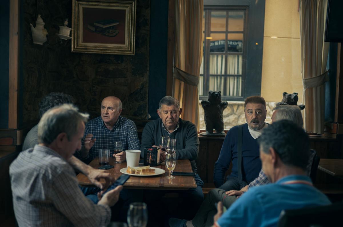 7 men sitting around a restaurant table